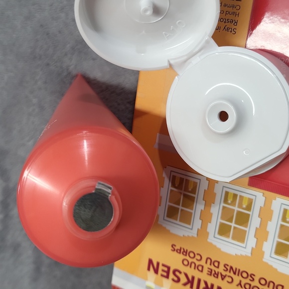 NIB Ole Henriksen Stay In Touch Restorative Hand Creme (Hygge Hotel) - Picture 2 of 11